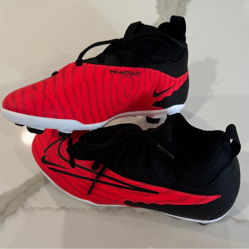 NWOT Nike Jr Phantom GX Club Soccer Cleats 2Y